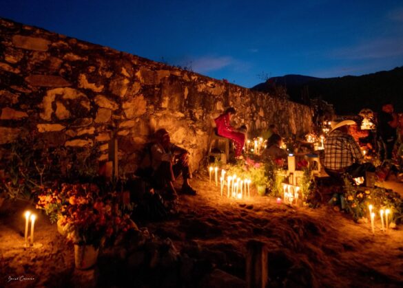 En Huitziltepec, las almas regresan entre flores y velas