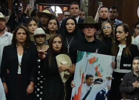 Con el grito de “¡Carlos Manzo vive!” y “¡Ni un paso atrás!”, Grecia Quiroz, viuda del edil asesinado hace una semana, asumió el cargo como alcaldesa sustituta de Uruapan ante el Congreso de Michoacán